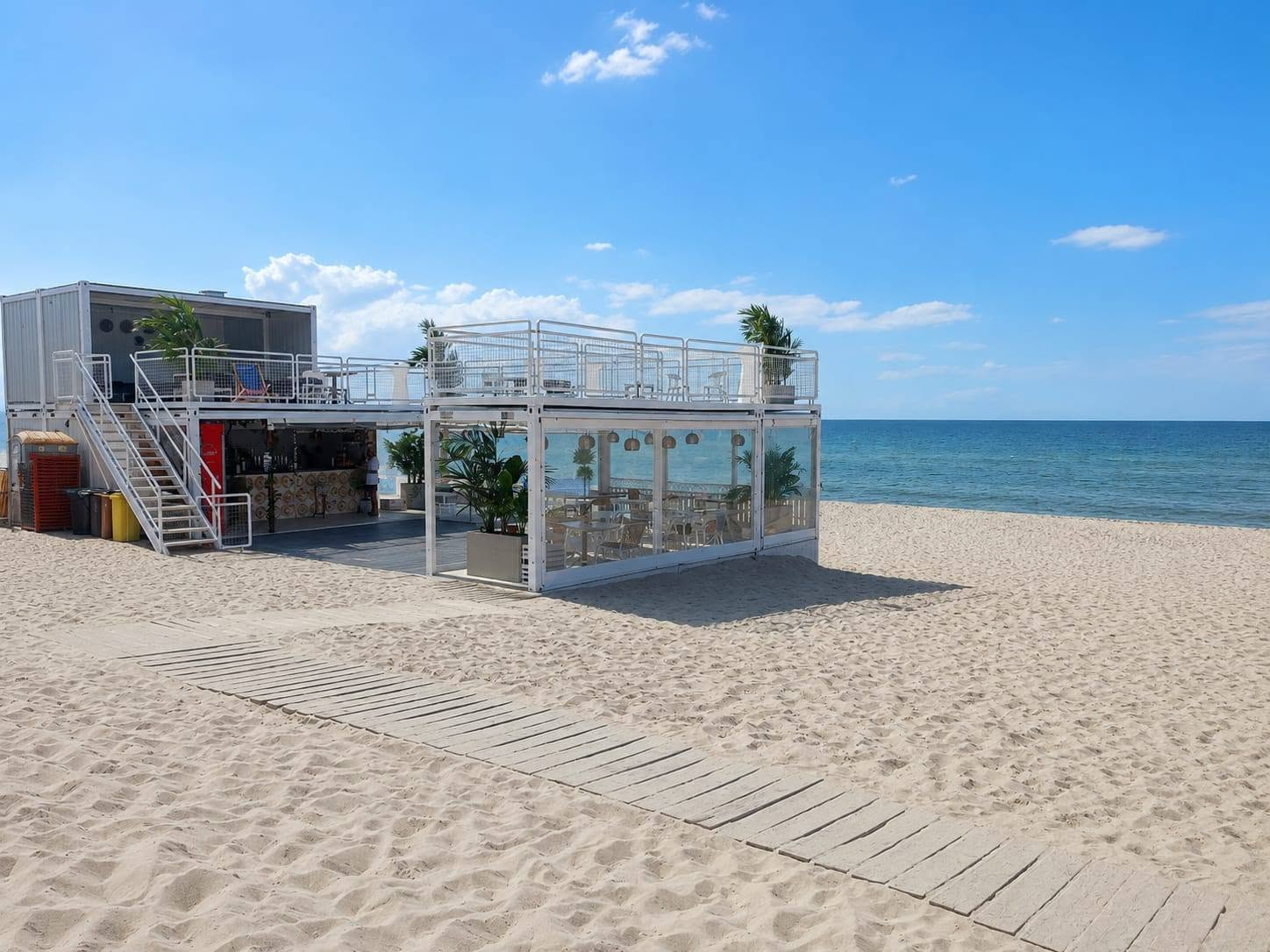 Modernes Strandcafé direkt am Sandstrand der Ostsee